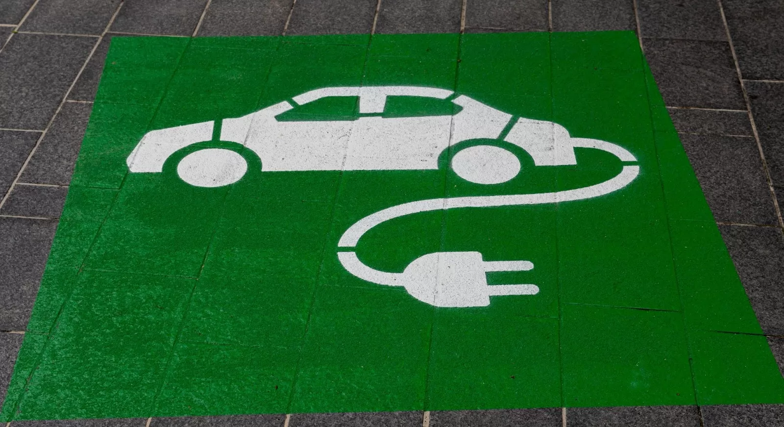 an electric car sign on the blacktop